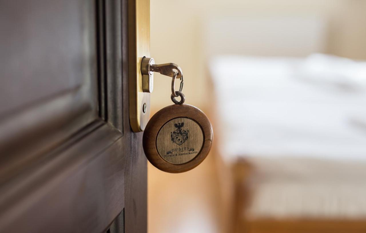 Revesz Hotel, Restaurant And Rosa Spa Дьор Екстериор снимка